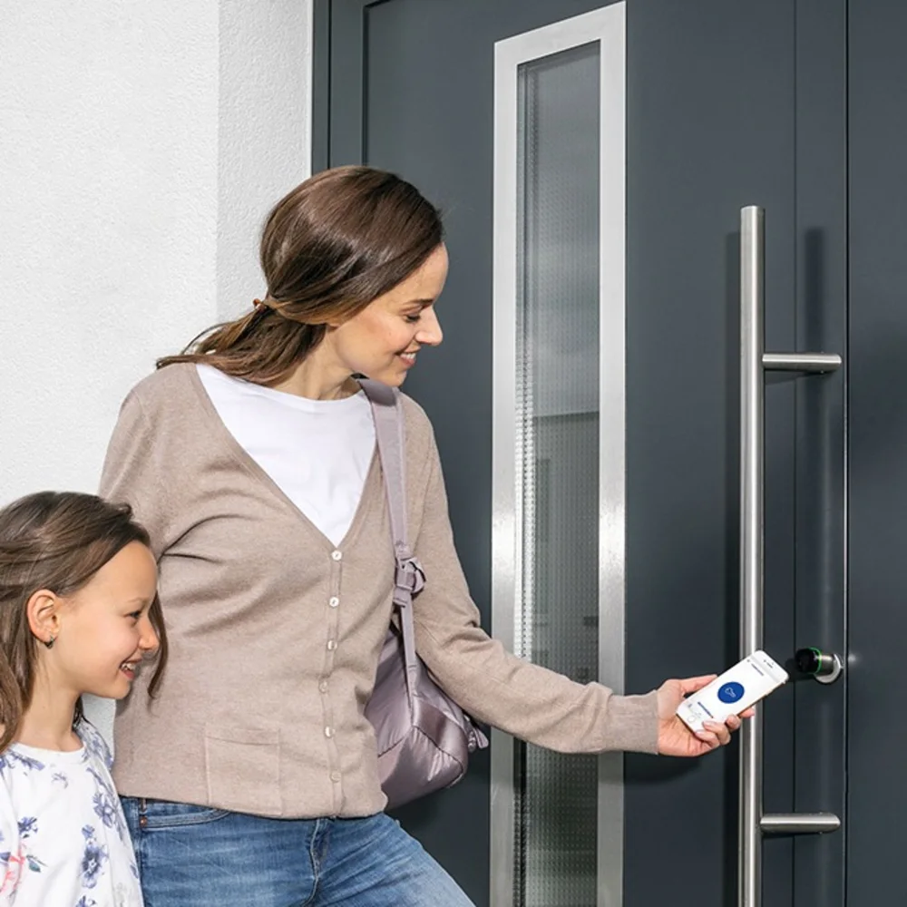 Mutter öffnet Haustür per Smartphone